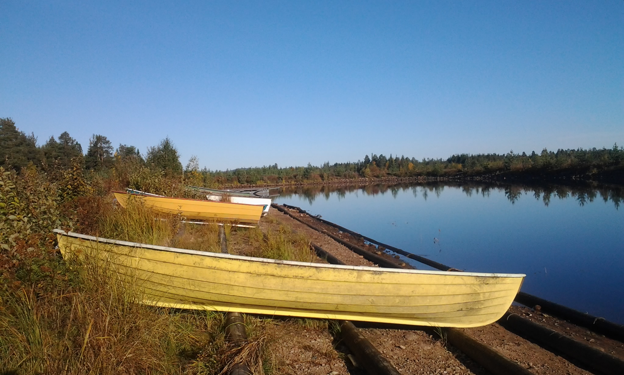 Rivière avec barques sur la berge