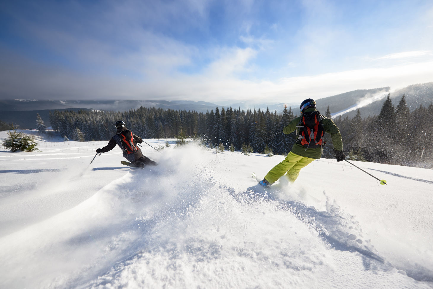 Deux personnes qui font du ski alpin