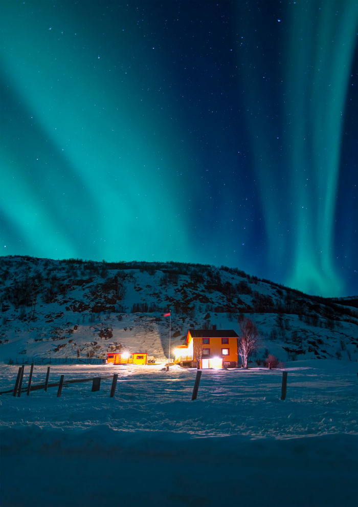 Aurores Boréales au dessus d'un village illuminé