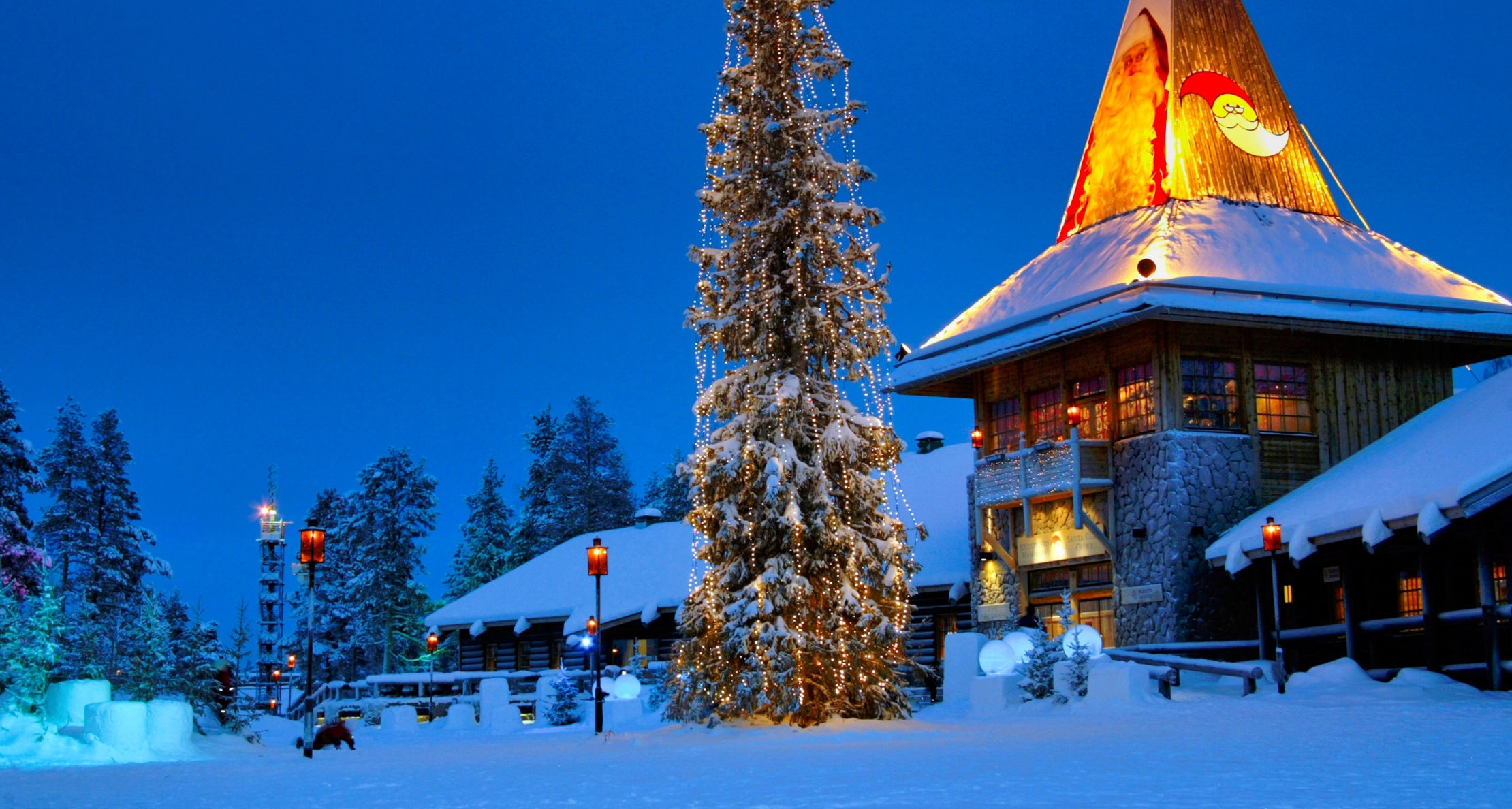 Village santa claus dans la nuit