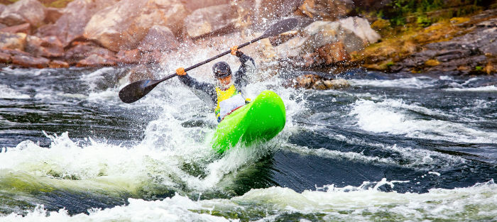 Canoé sur rivière en laponie