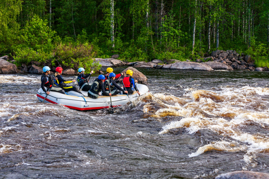Rafting sur rivière en laponie