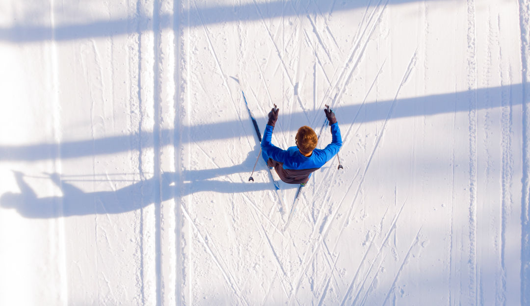 Un homme, vue de haut, qui fait du ski de fond