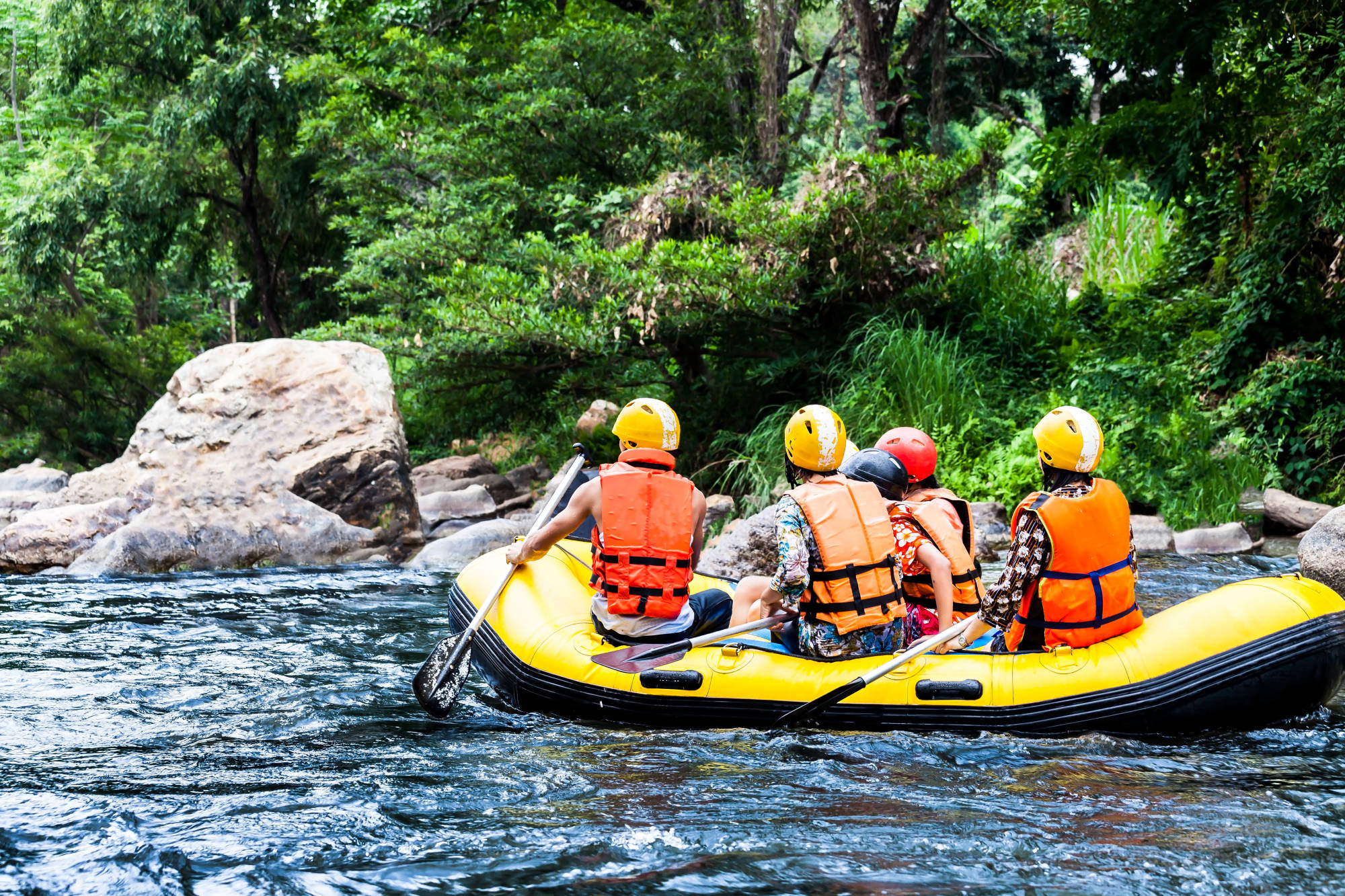 Un groupe fait du Rafting dans une rivière