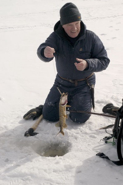 Homme qui sort un poisson