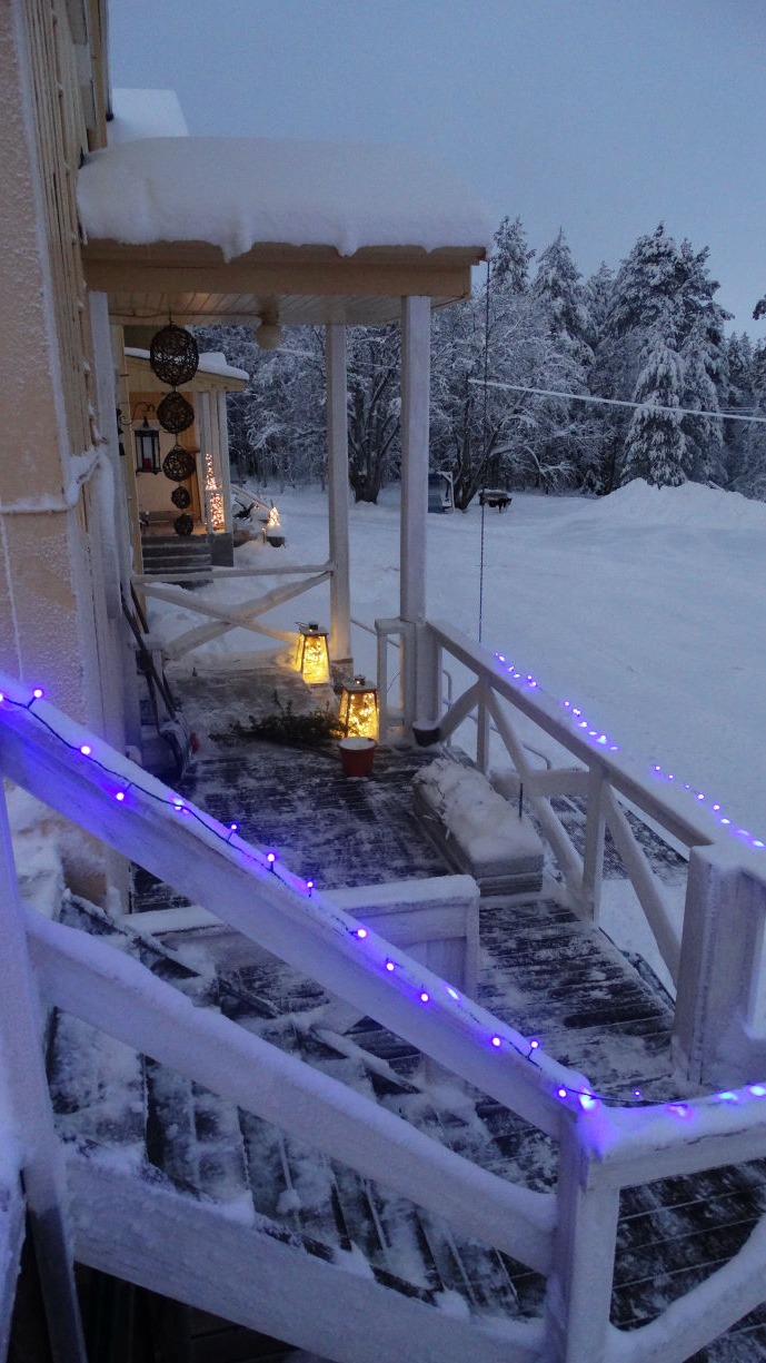 Seconde vue de la terrasse sous la neige avec décorations illuminées