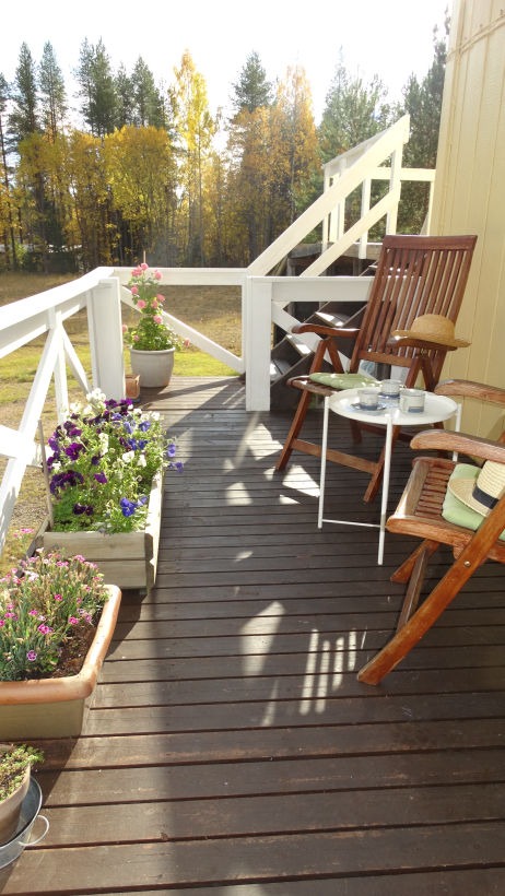 Terrasse en été avec chaise et fleurs