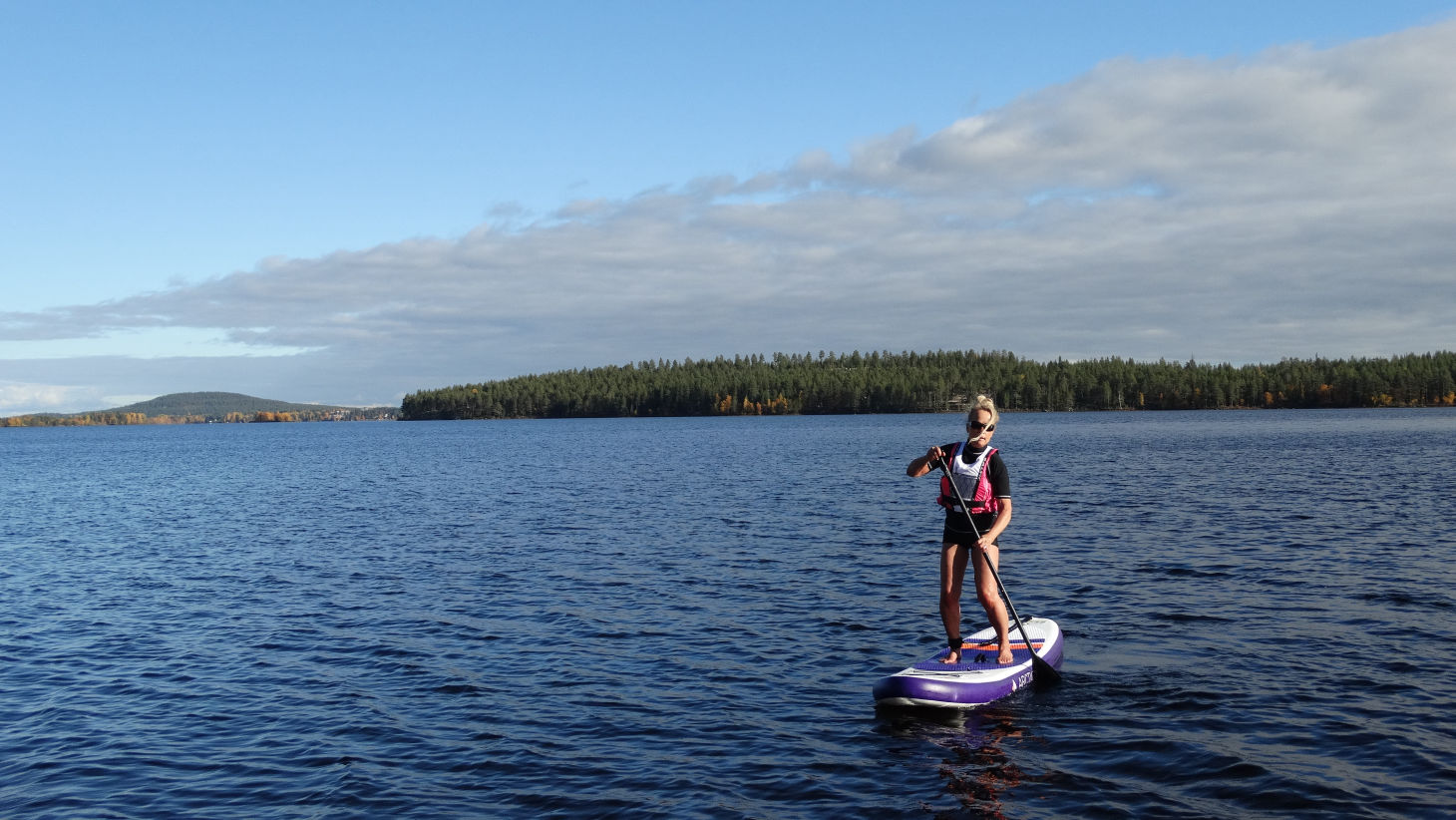 Femme sur un lac qui fait du paddle