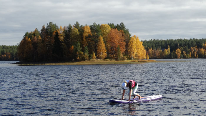 femme qui se lève sur le paddle