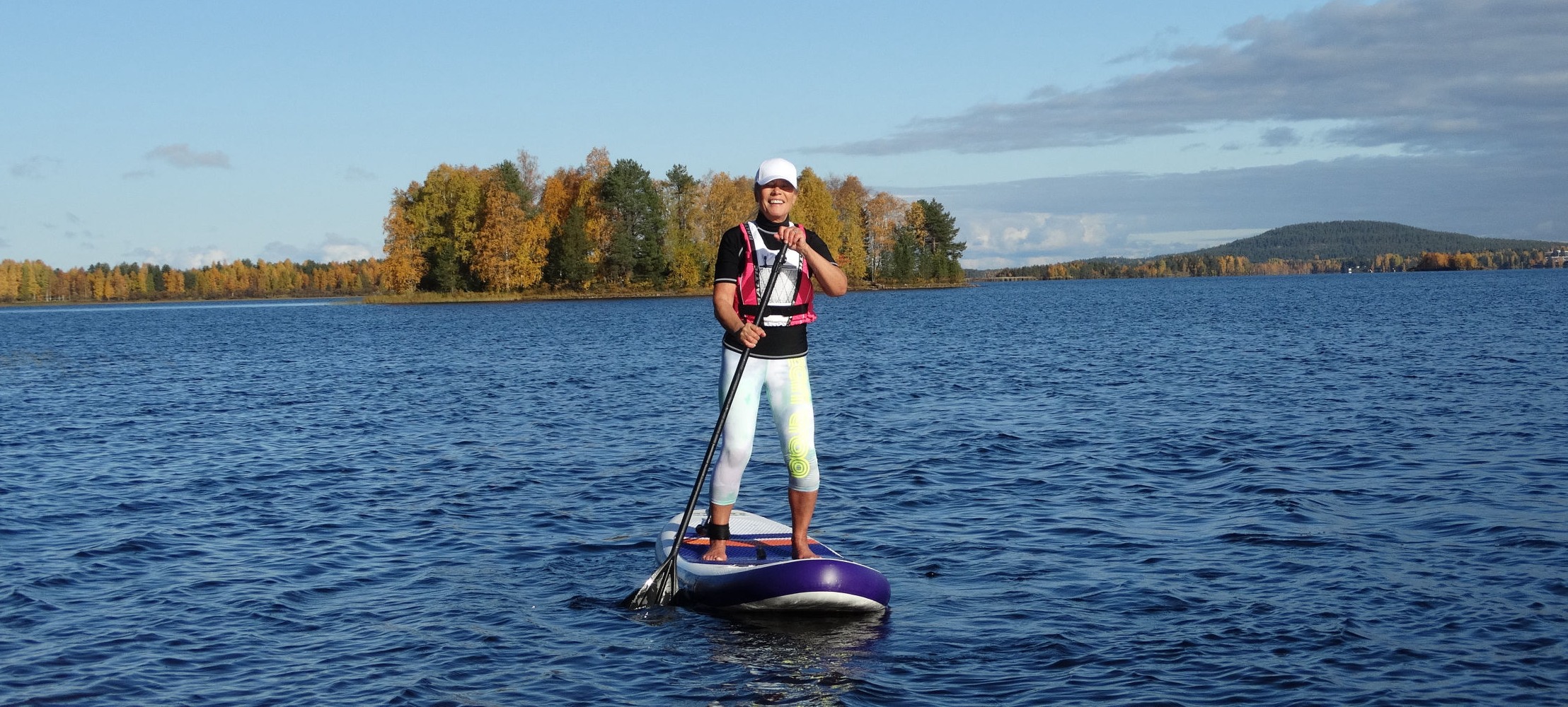 femme debout sur le paddle