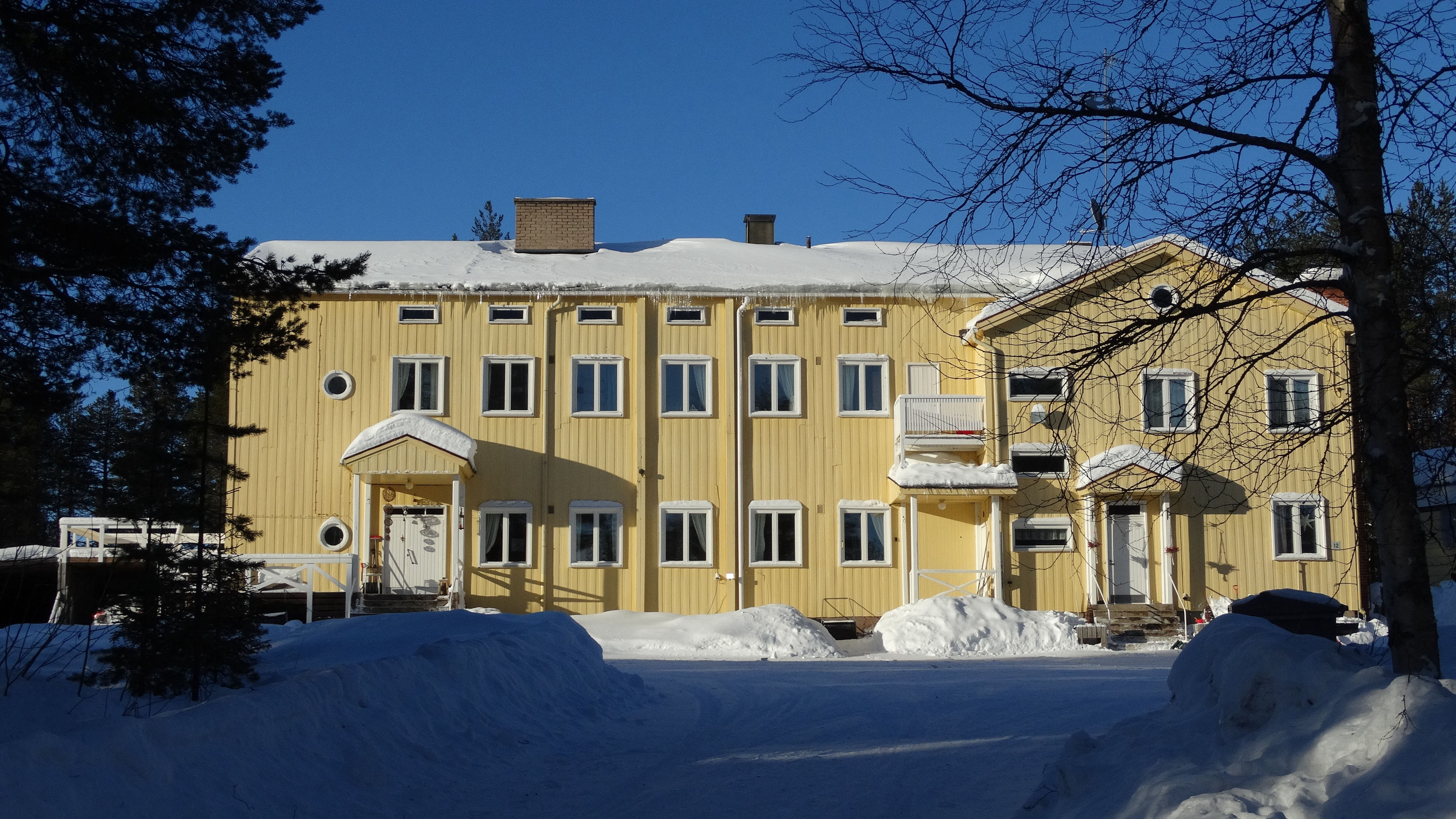 Grande photo devant l'hébergement sous la neige avec soleil