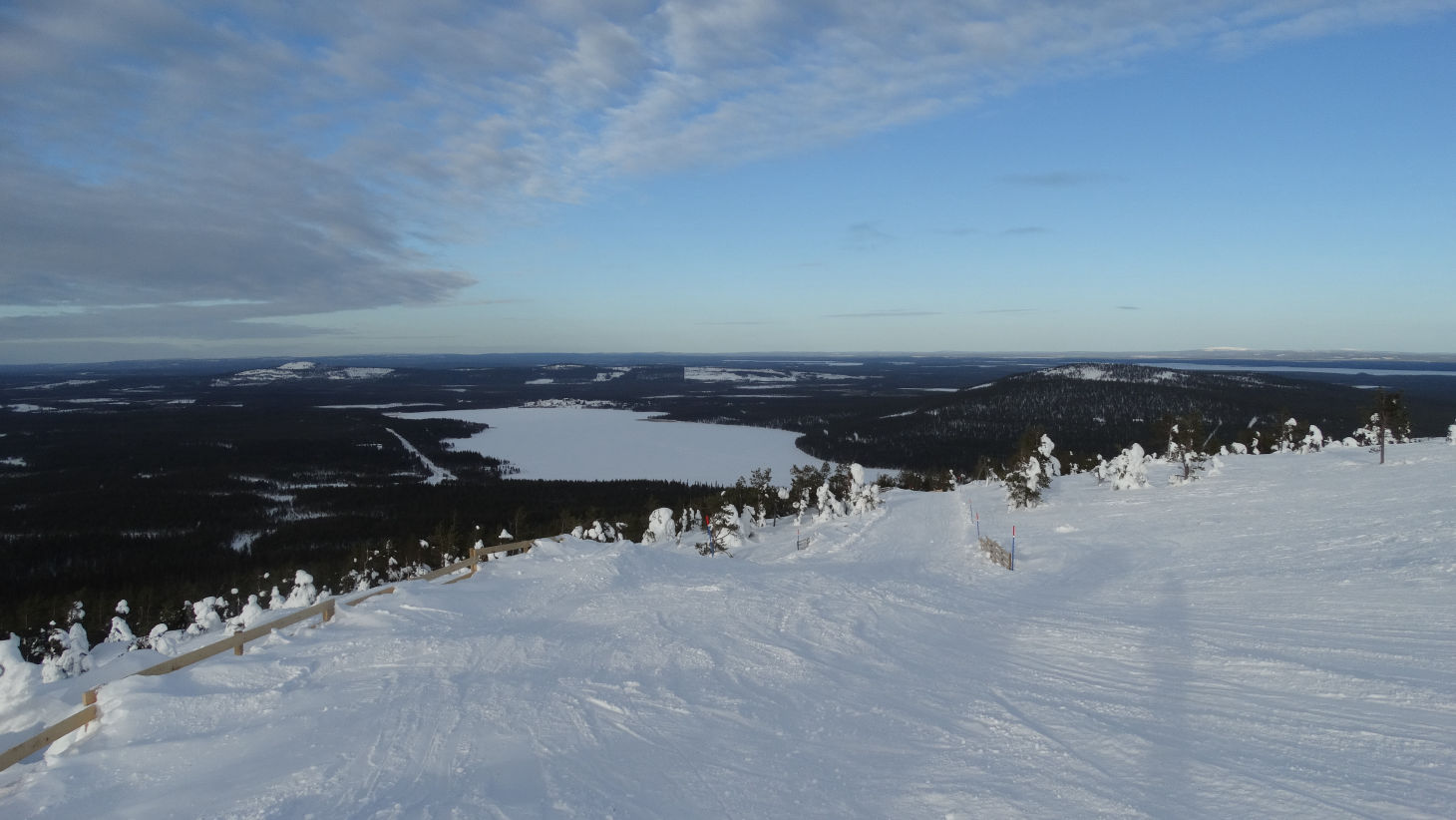 Paysage de lac et montagne hiver laponie