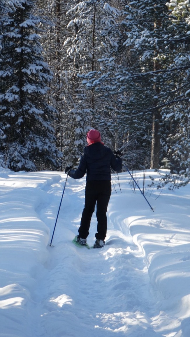Une femme fait des raquettes