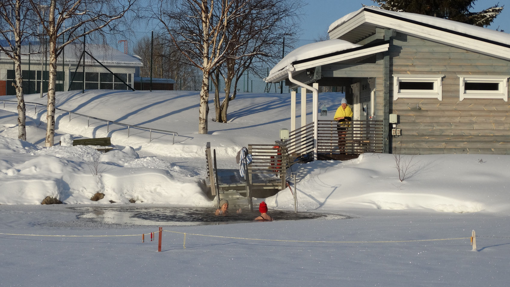 Deux femmes dans un Sauna dans un lac