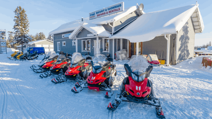 Local avec des motoneiges sur l'avant. Prestations de sorties en motoneige.