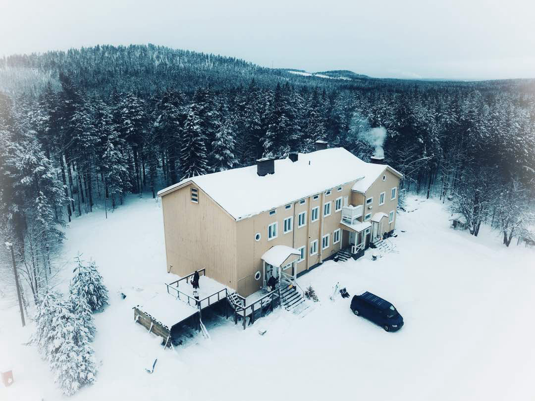 Vu drone de l'hébergement en laponie