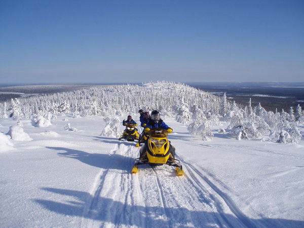 Un groupe qui pratique la Motoneige